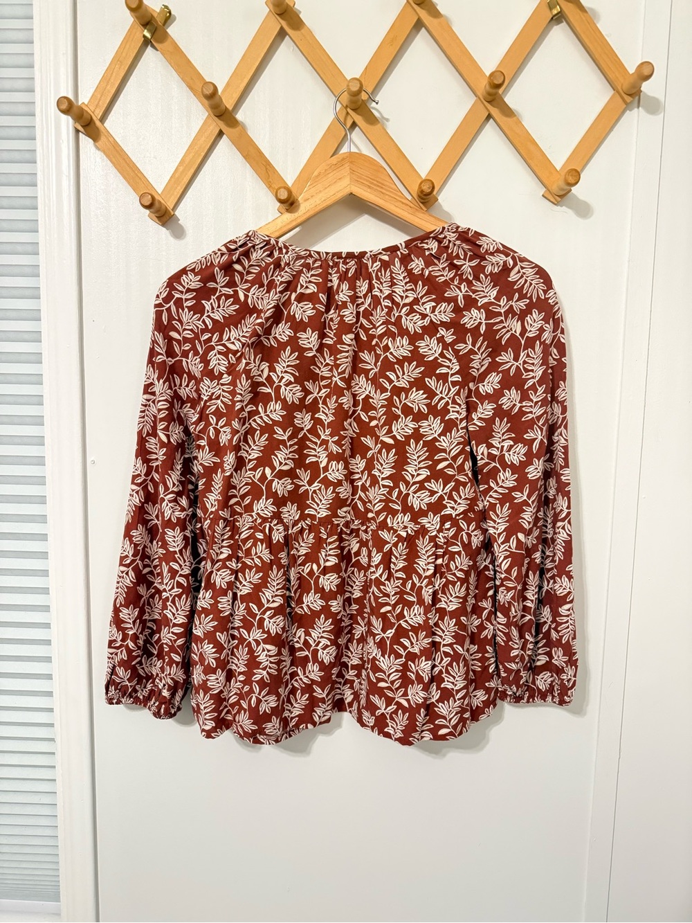 Old Navy Women’s Rust Floral V-Neck Peasant Blouse - Picture 3 of 3